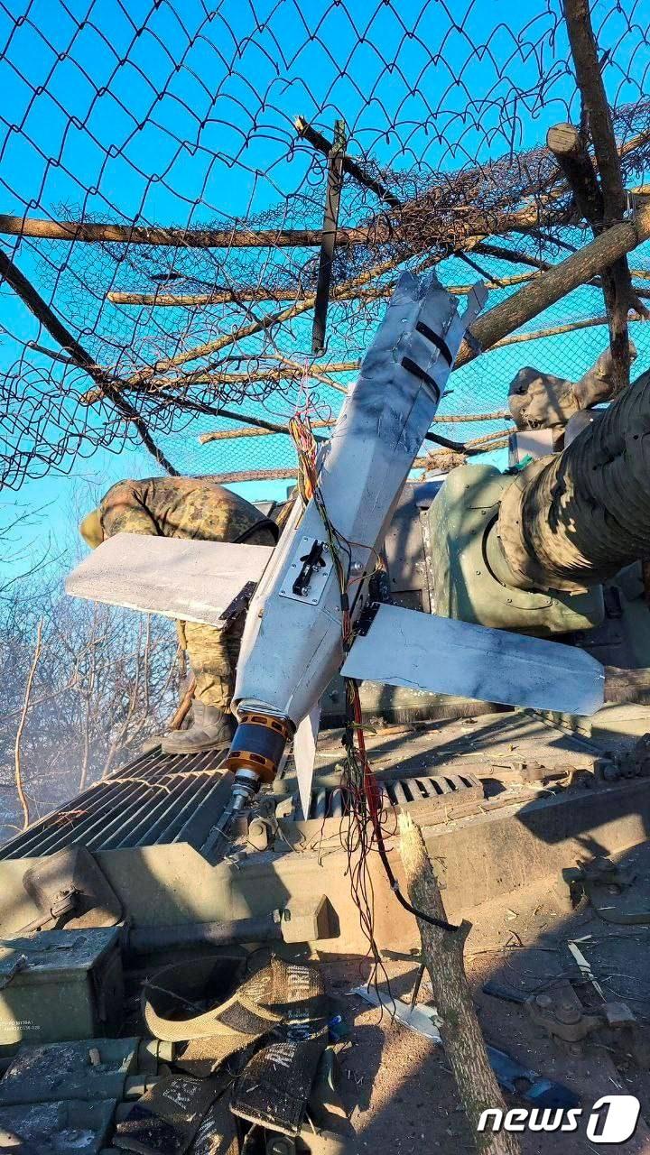 본문 이미지 - 22일&#40;현지시간&#41; 러시아 군의 자라 란셋 정찰 드론이 부서진 모습이 보인다. 2023.6.29 ⓒ 로이터=뉴스1 ⓒ News1 우동명 기자