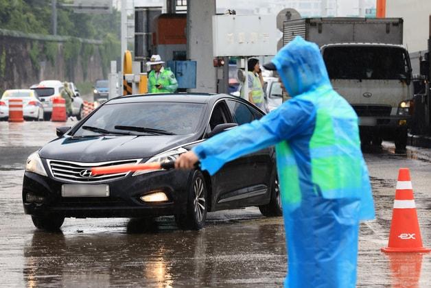 본문 이미지 - 톨게이트 대포차량 단속. ⓒ 뉴스1 박정호 기자