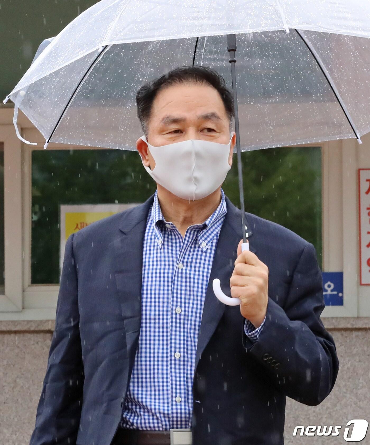 본문 이미지 - '계엄 문건' 작성 지시 혐의로 재판에 넘겨진 조현천 전 기무사령관이 28일 오후 서울 구로구 서울남부구치소에서 보석으로 석방돼 나오고 있다. 2023.6.28/뉴스1 ⓒ News1 장수영 기자