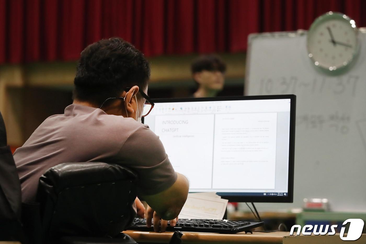 지난 2023년도 대구장애인기능경기대회 워드 프로세서 직종에 참가한 장애인이 온 힘을 다해 컴퓨터 키보드를 누르며 과제를 수행하고 있다.  ⓒ News1 공정식 기자