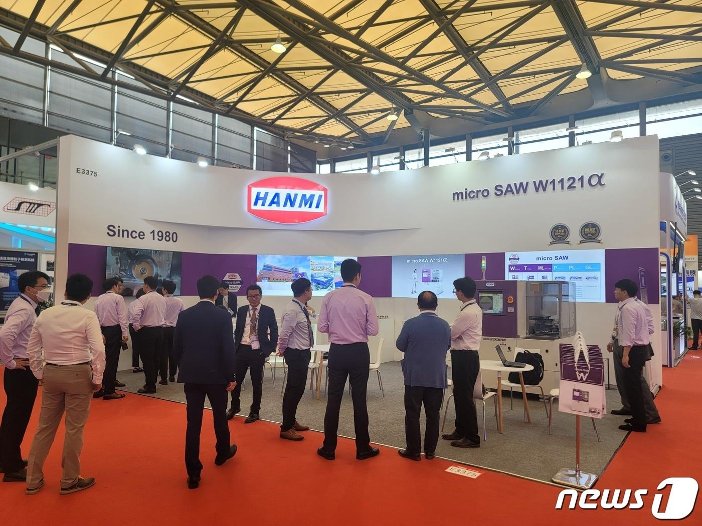 본문 이미지 - 2023 세미콘 차이나 전시회 한미반도체 부스 모습(한미반도체 제공)