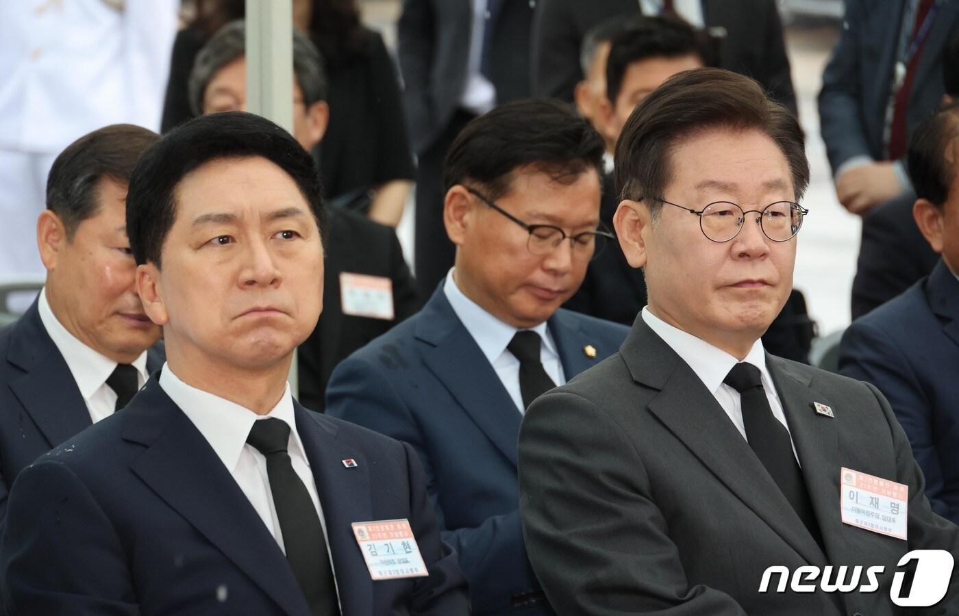 본문 이미지 - 김기현 국민의힘 대표와 이재명 더불어민주당 대표가 지난 6월 29일 오전 경기도 평택시 포승읍 해군 제2함대사령부에서 열린 ‘제2연평해전 승전 21주년 기념행사’에 참석해 있다. (공동취재) 2023.6.29/뉴스1 ⓒ News1 김영운 기자