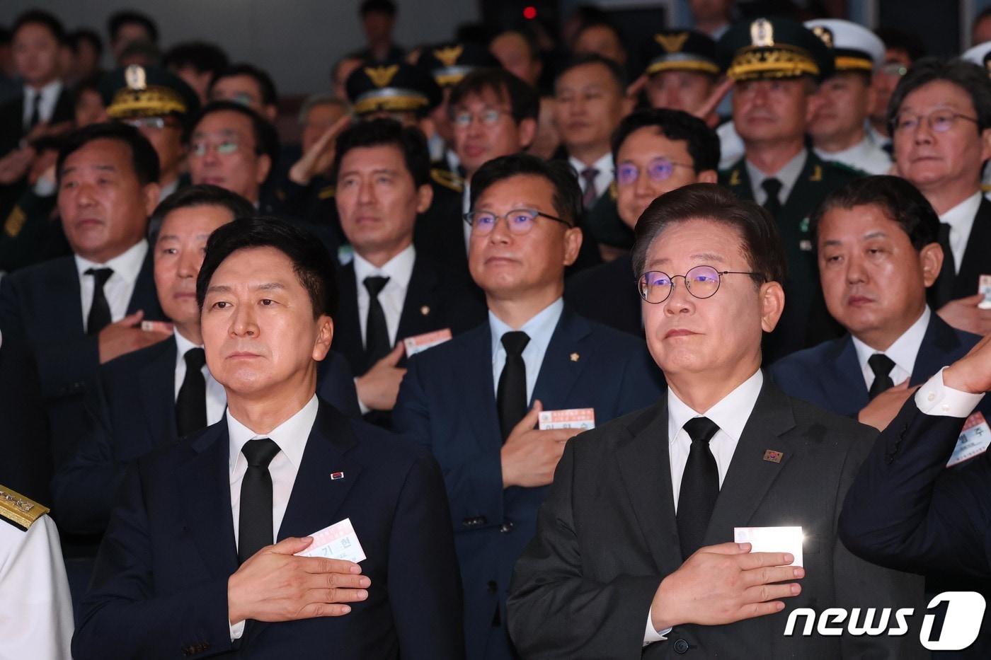 본문 이미지 - 지난 6월29일 오전 경기도 평택시 포승읍 해군 제2함대사령부에서 열린 ‘제2연평해전 승전 21주년 기념행사’에서 김기현 국민의힘 대표와 이재명 더불어민주당 대표 등 참석자들이 국기에 경례하고 있다. (공동취재)/뉴스1 ⓒ News1 김영운 기자