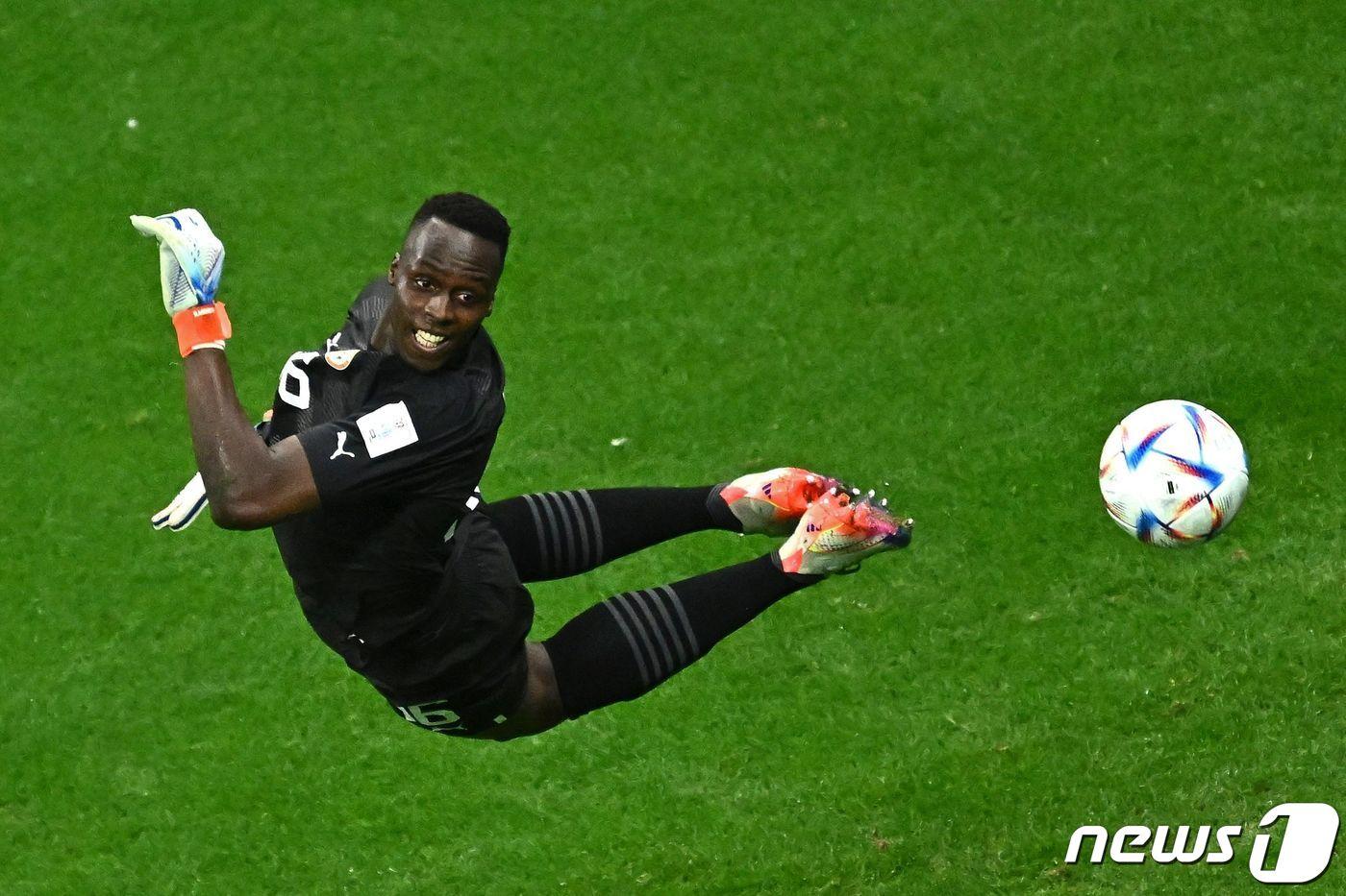 알아흘리로 이적한 멘디. ⓒ AFP=뉴스1