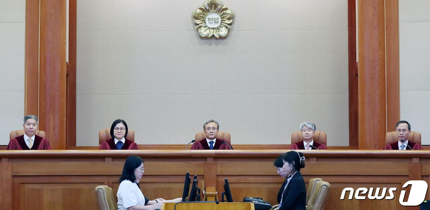 본문 이미지 - 유남석 헌법재판소장을 비롯한 헌법재판관들이 29일 오후 서울 종로구 헌법재판소 대심판정에 배석해 있다. 2023.6.29/뉴스1 ⓒ News1 민경석 기자
