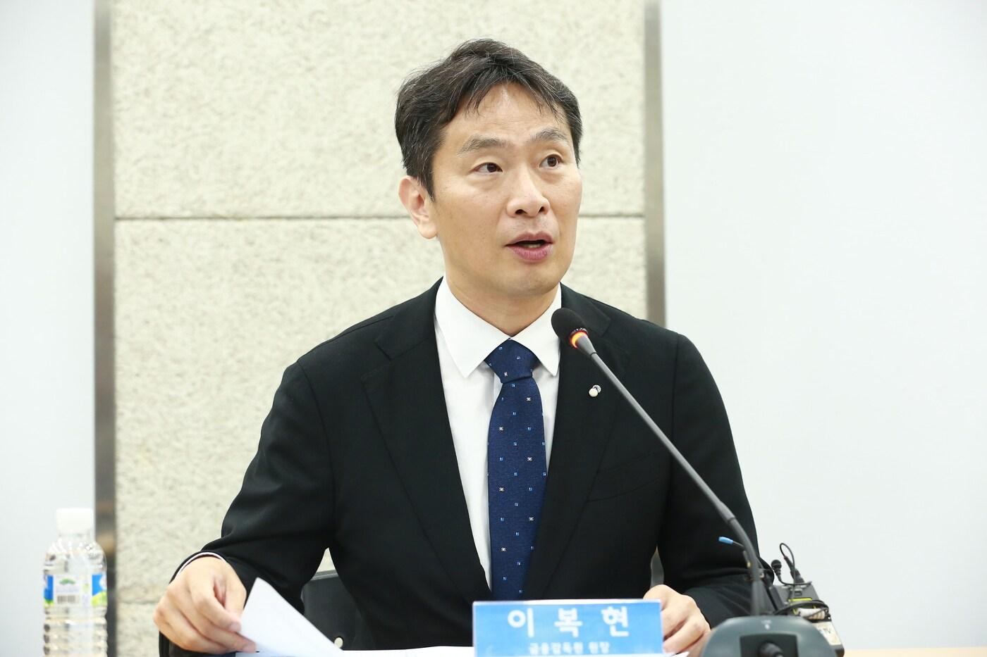 본문 이미지 - 이복현 금융감독원장이 29일 취약계층을 위한 후원금 전달식 참석 및 소상공인 간담회에 참여해 모두발언을 하고 있다. (금감원 제공)