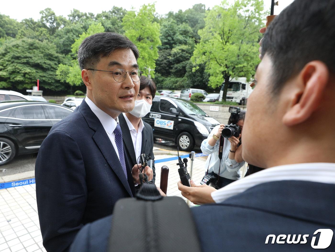 본문 이미지 - 고&#40;故&#41; 이예람 중사 사망 사건을 수사한 군 검사에게 부당한 위력을 행사한 혐의로 기소된 전익수 전 공군 법무실장이 29일 오후 서울 서초구 서울중앙지방법원에서 열린 선고 공판에서 무죄를 선고받은 후 법정을 나서고 있다. 2023.6.29/뉴스1 ⓒ News1 신웅수 기자