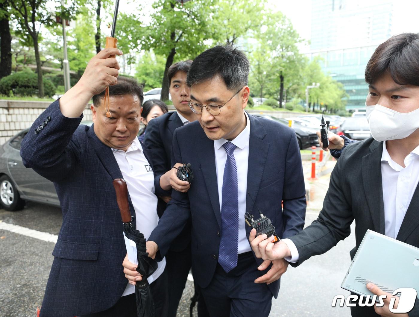 본문 이미지 - 고(故) 이예람 중사 사망 사건을 수사한 군 검사에게 부당한 위력을 행사한 혐의로 기소된 전익수 전 공군 법무실장이 29일 오후 서울 서초구 서울중앙지방법원에서 열린 선고 공판에서 무죄를 선고받은 후 법정을 나서고 있다. 2023.6.29/뉴스1 ⓒ News1 신웅수 기자