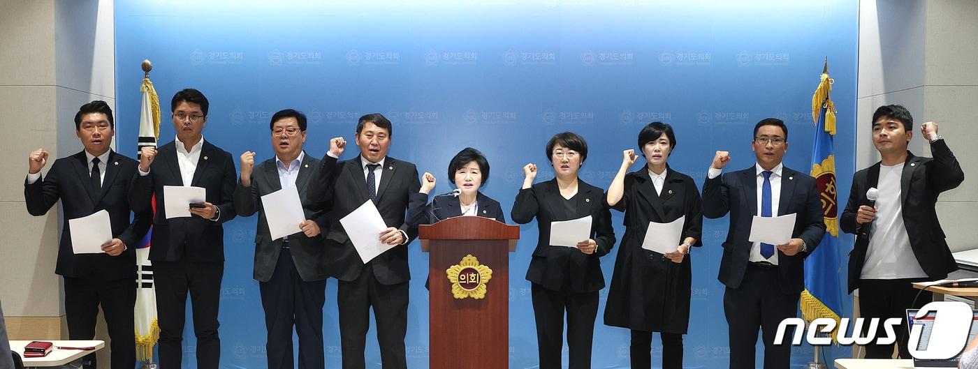 본문 이미지 - 경기도의회 더불어민주당 의원들이 29일 도의회 브리핑룸에서 기자회견을 열어 ‘대곡-소사선 복선전철’ 개통식에 김동연 지사 등을 초대하지 않은 정부를 비판하고 나섰다.(경기도의회 제공)/