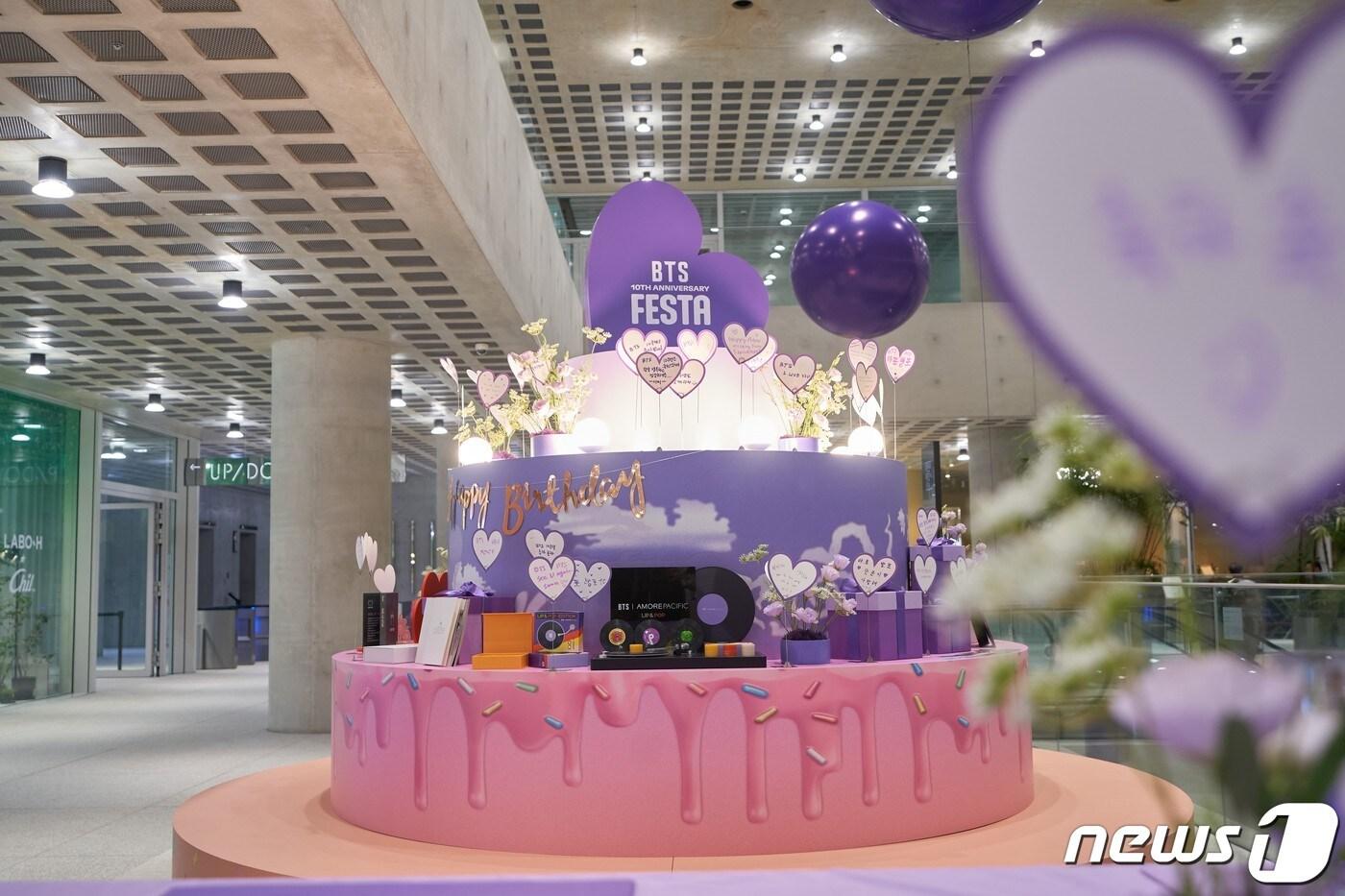 본문 이미지 - 아모레퍼시픽 본사 내 조성된 BTS 10주년 축하 케이크 모형.(아모레퍼시픽제공)