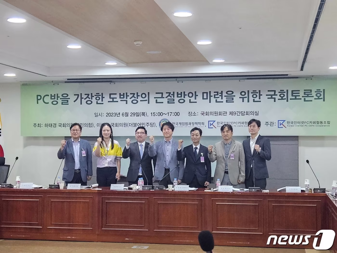 본문 이미지 - 토론회에 참석한 전문가들이 포즈를 취하고 있는 모습 (박소은 기자)