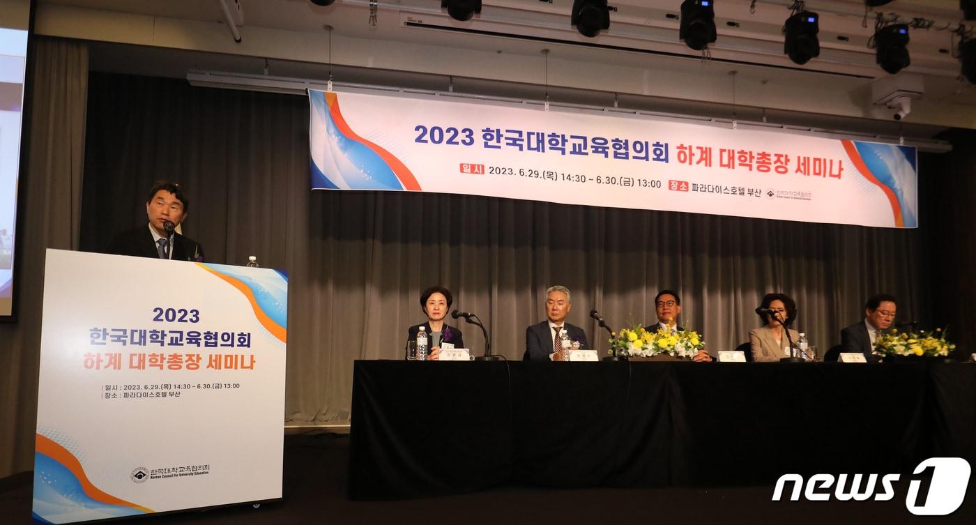 본문 이미지 - 이주호 사회부총리 겸 교육부 장관이 지난 6월29일 오후 부산 해운대구 파라다이스 호텔 부산에서 열린 '2023년 한국대학교육협의회 하계 대학 총장 세미나'에서 발언하고 있다. /뉴스1 ⓒ News1 윤일지 기자