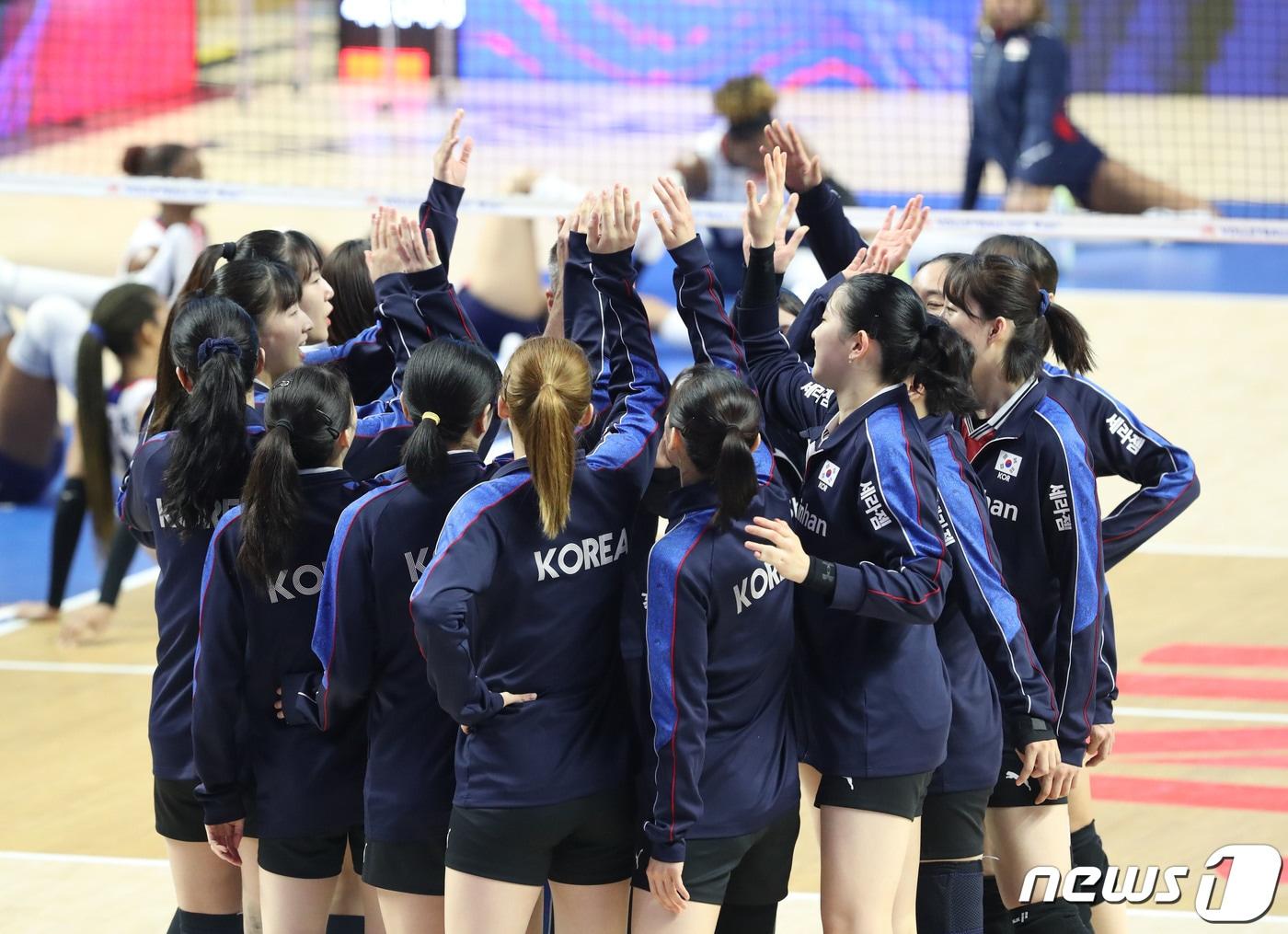 본문 이미지 - 대한민국 여자 배구대표팀 선수들이 29일 오후 경기 수원시 권선구 서수원칠보체육관에서 열린 국제배구연맹(FIVB) 발리볼네이션스리그(VNL) 여자대회 대한민국과 도미니카 공화국의 경기에 앞서 파이팅을 외치고 있다. 2023.6.29/뉴스1 ⓒ News1 김영운 기자