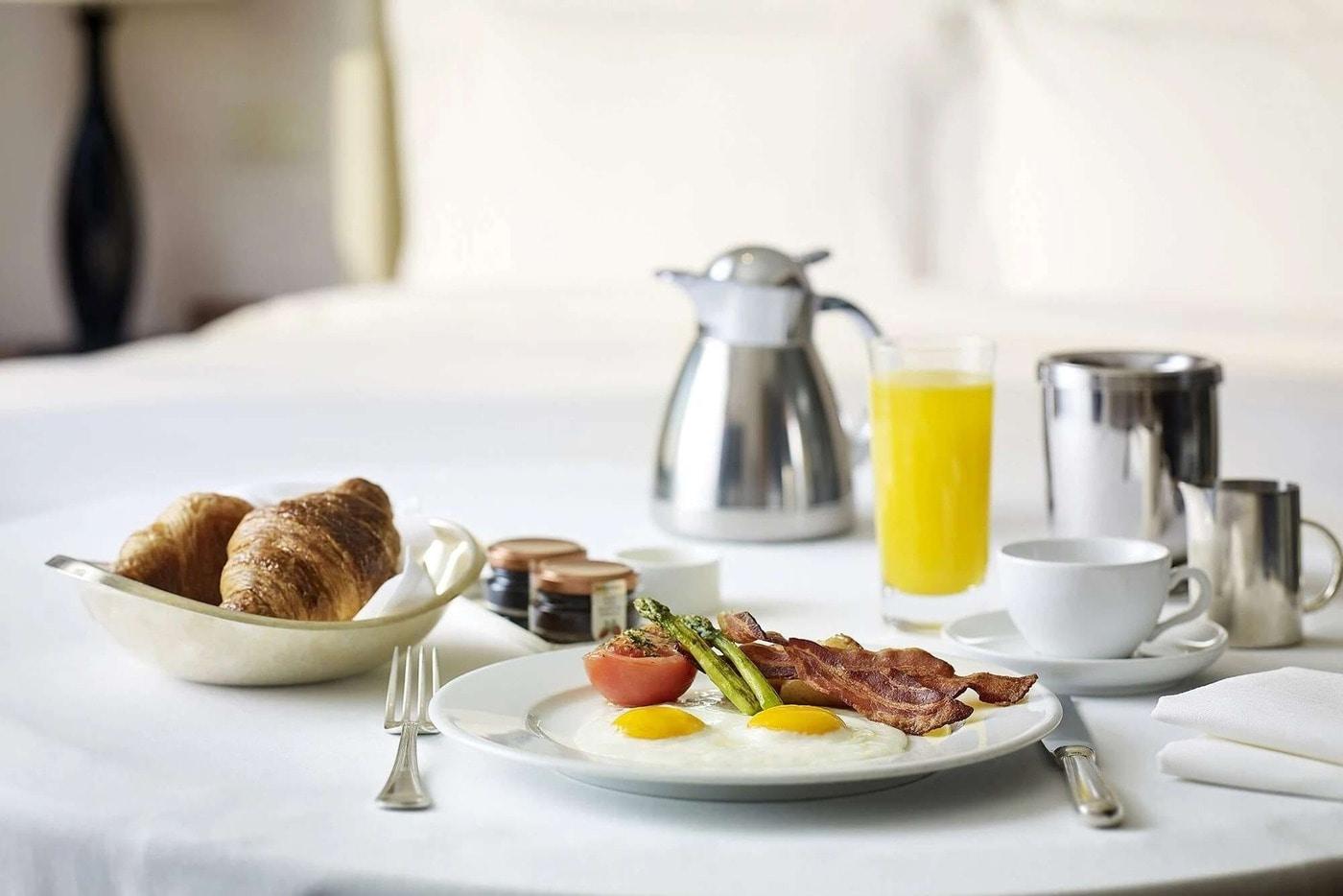 서울 신라호텔의 객실 내 식사 공간(호텔스닷컴 제공)