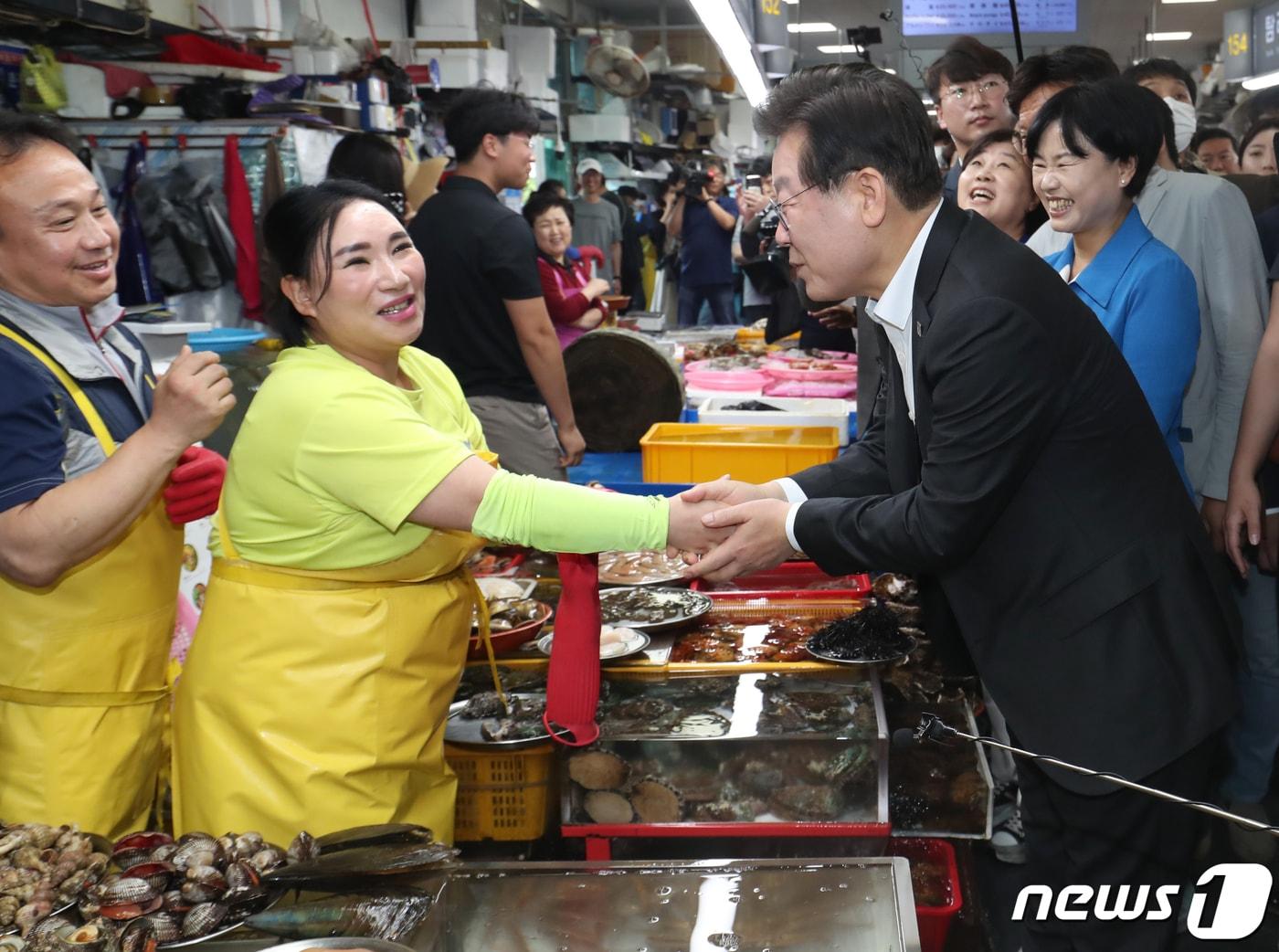 본문 이미지 - 이재명 더불어민주당 대표가 3일 오후 부산 중구 자갈치시장을 찾아 상인들을 격려하고 있다. 2023.6.3/뉴스1 ⓒ News1 윤일지 기자