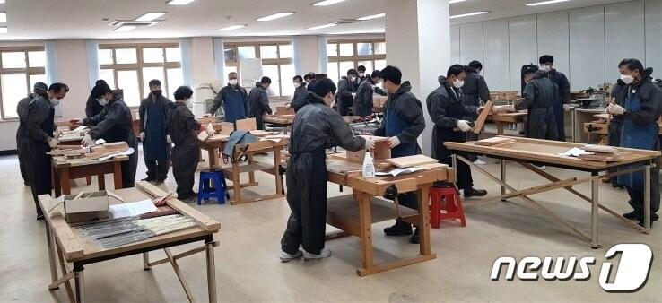 본문 이미지 - 전북대 한옥교육 실습 장면/뉴스1