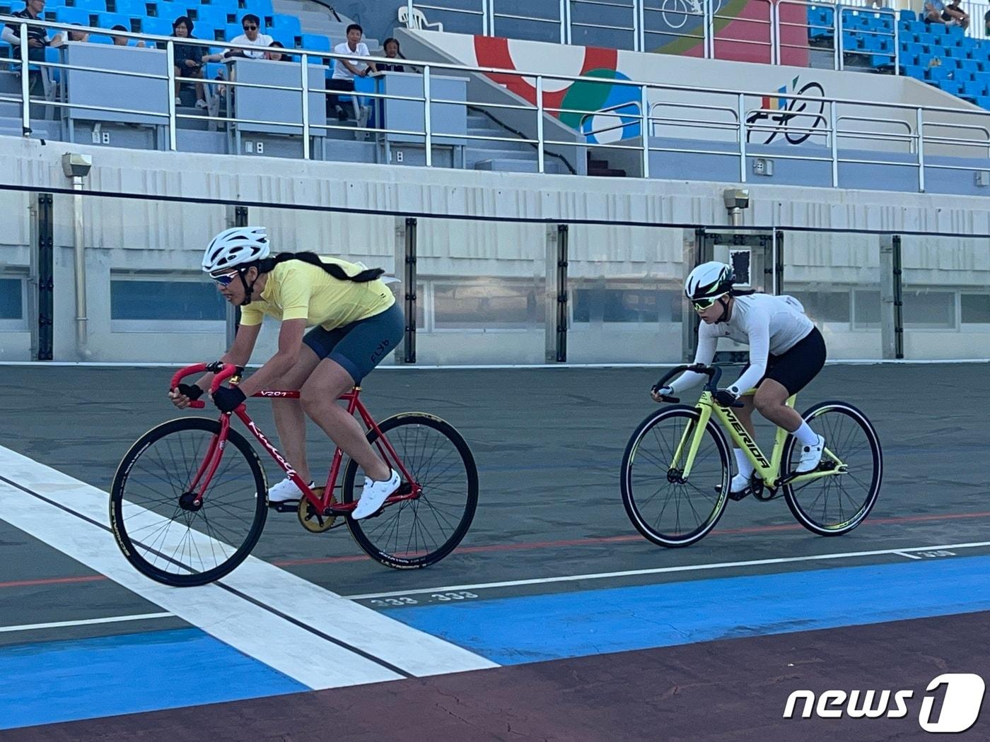 본문 이미지 - 3일 오후 강원 양양사이클경기장에서 열린 제58회 강원도민체육대회 여자일반부 경륜 경기에서 나화린씨(노란색옷)가 경기를 펼치고 있다.2023.6.3 / 뉴스1 ⓒ News1 한귀섭 기자