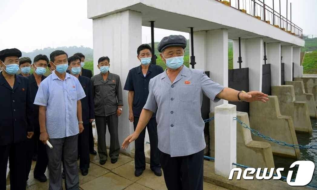 본문 이미지 - (평양 노동신문=뉴스1) = 북한 노동당 기관지 노동신문은 30일 "당의 웅대한 대자연 개조 구상과 농촌 수리화 정책을 관철하기 위한 투쟁이 온 나라 각지에서 힘있게 전개되는 속에 '청천강-평남 관개 물길 공사'가 성과적으로 완공됐다"라고 보도했다.[국내에서만 사용가능. 재배포 금지. DB 금지. For Use Only in the Republic of Korea. Redistribution Prohibited] rodongphoto@news1.kr