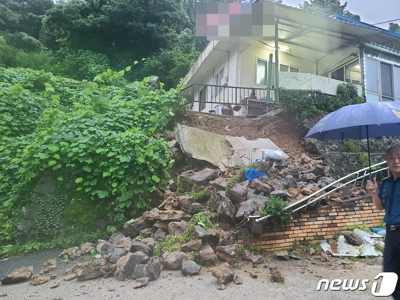 본문 이미지 - 30일 오전 5시30분쯤 광주 동구의 한  식당 인근 석축이 붕괴됐다는 신고가 접수돼 소방당국과 광주 동구청이 조치를 취하고 있다.(광주 동구 제공) 2023.6.30/뉴스1