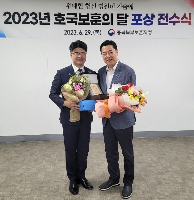 본문 이미지 - 어문용 충북북부보훈지청 지청장(왼쪽)과 박노용 유유제약 대표이사(유유제약 제공) 