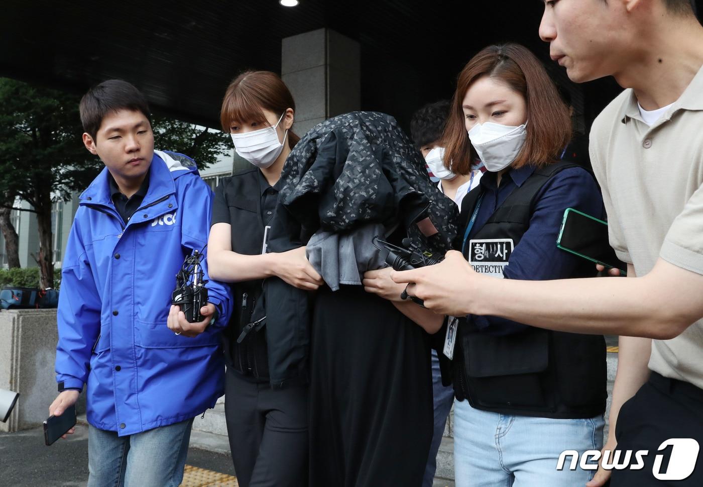 본문 이미지 - 영아 2명을 살해하고 냉장고에 시신을 유기한 친모 A씨가 지난해 6월30일 오전 경기 수원시 영통구 수원남부경찰서 유치장에서 나와 검찰로 송치되고 있다. A씨는 2018년 11월과 2019년 11월 각각 아이를 출산해 살해한 뒤, 이를 검은봉지에 담아 수원시 장안구 영화동 소재 자신의 거주지 아파트 냉장고에 보관한 혐의를 받고 있다. 2023.6.30/뉴스1 ⓒ News1 김영운 기자