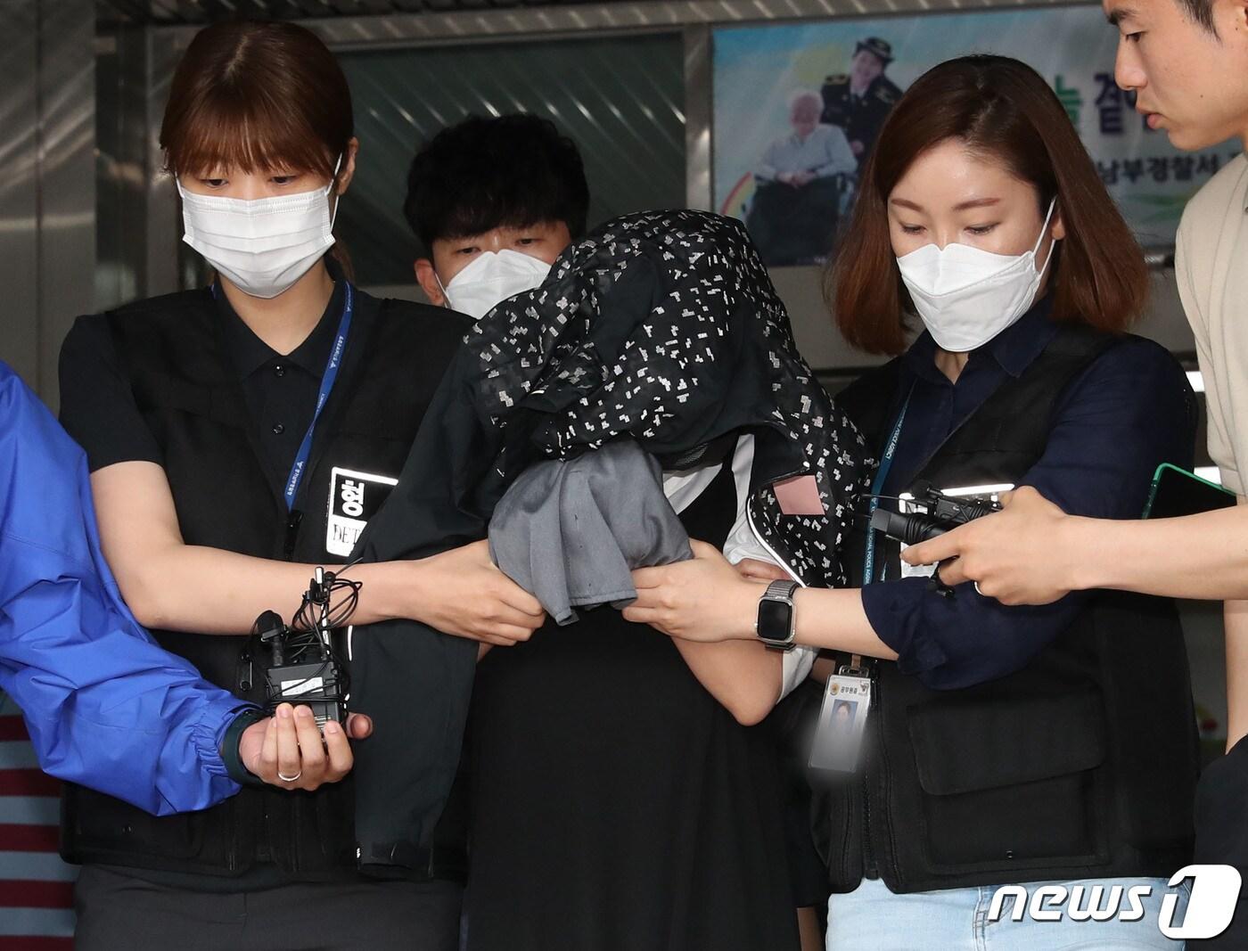 본문 이미지 - 영아 2명을 살해하고 냉장고에 시신을 유기한 친모가 지난달 30일 오전 경기 수원시 영통구 수원남부경찰서 유치장에서 나와 검찰로 송치되고 있다. 친모는 2018년 11월과 2019년 11월 각각 아이를 출산해 살해한 뒤, 이를 검은봉지에 담아 수원시 장안구 영화동 소재 자신의 거주지 아파트 냉장고에 보관한 혐의를 받고 있다. 2023.6.30/뉴스1 ⓒ News1 김영운 기자