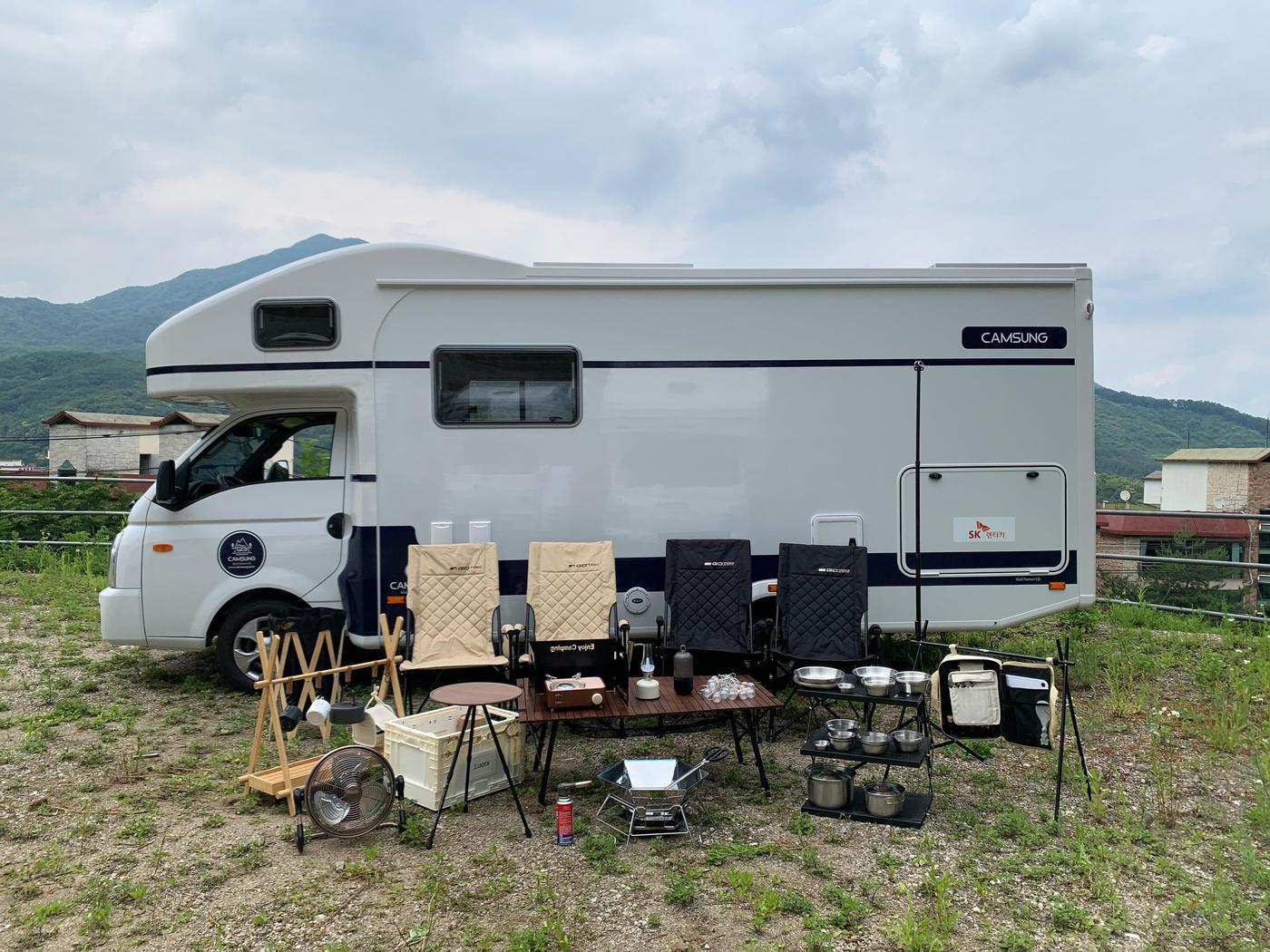 본문 이미지 - 캠성의 캠핑카. 캠핑카 렌트 고객에게는 테이블, 의자, 인디언행어, 그늘막 텐트, 조명, 내연스토브, 화로, 토치, 스피커, 식기세트, 랜턴 스탠드 등 캠핑 용품 일체가 무료로 제공된다.(캠성 제공)