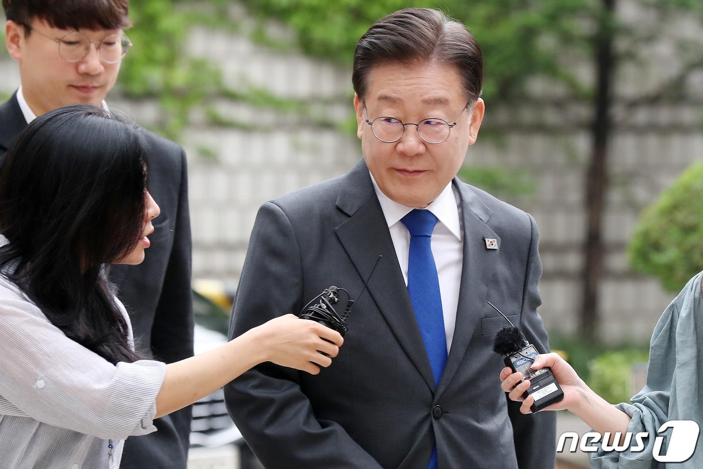 공직선거법 위반 혐의를 받는 이재명 더불어민주당 대표가 30일 오전 서울 서초구 서울중앙지방법원에서 열린 1심 속행 공판에 출석하고 있다. 2023.6.30/뉴스1 ⓒ News1 민경석 기자