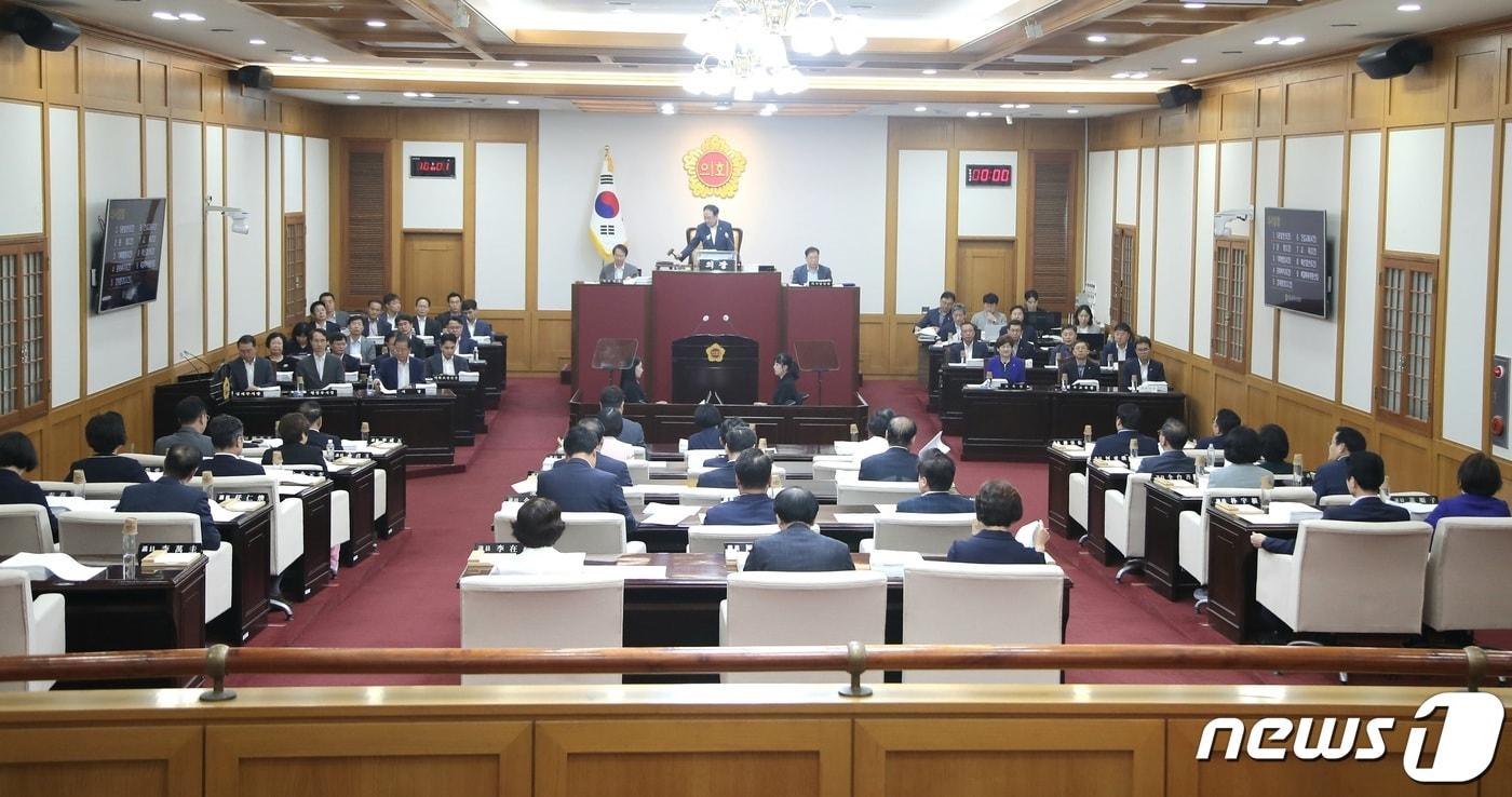 본문 이미지 - 대구시의회가 30일 제·개정 조례안 35건의 안건을 처리하고 제301회 정례회를 폐회했다. 사진은 시의회 본회의장 모습.(대구시의회 제공)