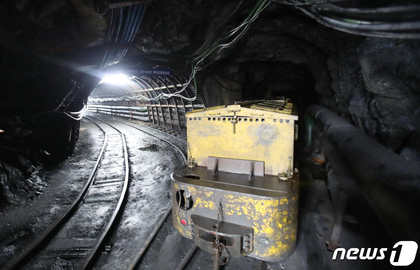 본문 이미지 - 118년 역사를 가진 전남 화순 탄광이 30일 문을 닫았다. 이날 대한석탄공사 화순광업소는 종업식을 갖고 118년 동안 석탄을 공급했던 광산을 폐광했다, 사진은 화순탄광. (사진은 기사 내용과 무관함) / 뉴스1 ⓒ News