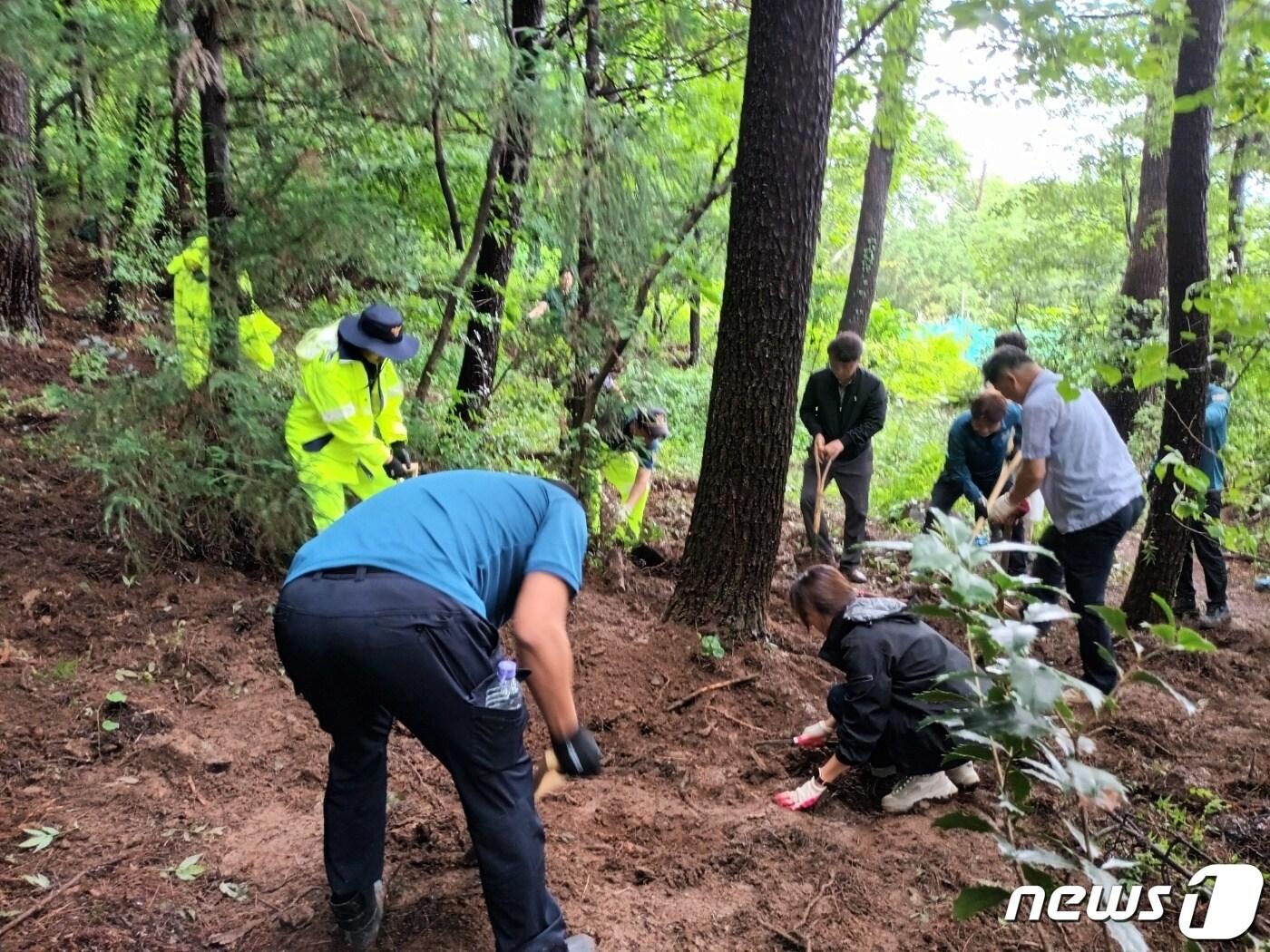 본문 이미지 - 경남 거제에서 출생신고를 하지 않은 생후 5일 된 영아를 야산에 유기한 사실혼 관계의 부부가 경찰에 붙잡혔다. 30일 오전 영아 시신을 찾기 위해 경찰이 거제의 한 야산에서 수색 작업을 하고 있다. (경남경찰청 제공)/2023.6.30. ⓒ News1 강정태 기자