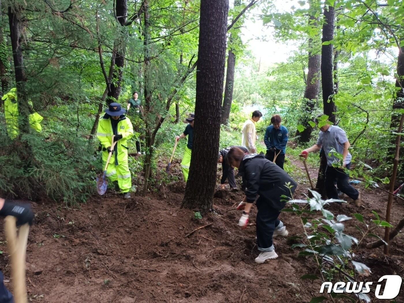 본문 이미지 - 경남 거제에서 출생신고를 하지 않은 생후 5일 된 영아를 야산에 유기한 사실혼 관계의 부부가 경찰에 붙잡혔다. 30일 오전 영아 시신을 찾기 위해 경찰이 거제의 한 야산에서 수색 작업을 하고 있다. (경남경찰청 제공)/2023.6.30. ⓒ News1 강정태 기자