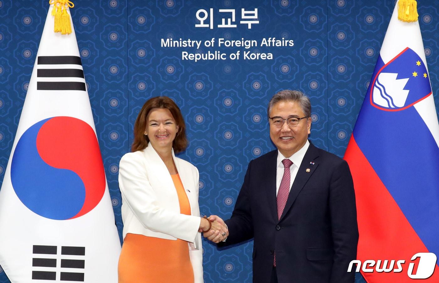 본문 이미지 - 박진 외교부 장관(오른쪽)과 탄야 파욘 슬로베니아 부총리 겸 외교장관. 2023.6.30/뉴스1 ⓒ News1 김명섭 기자