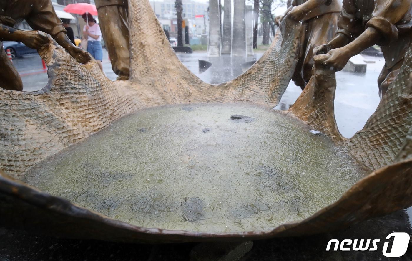 본문 이미지 - 제주 전역에 호우특보가 내려진 30일 오후 제주시 조천읍 함덕해수욕장에 설치된 조형물에 장맛비가 가득 고여있다. 2023.6.30/뉴스1 ⓒ News1 오현지 기자
