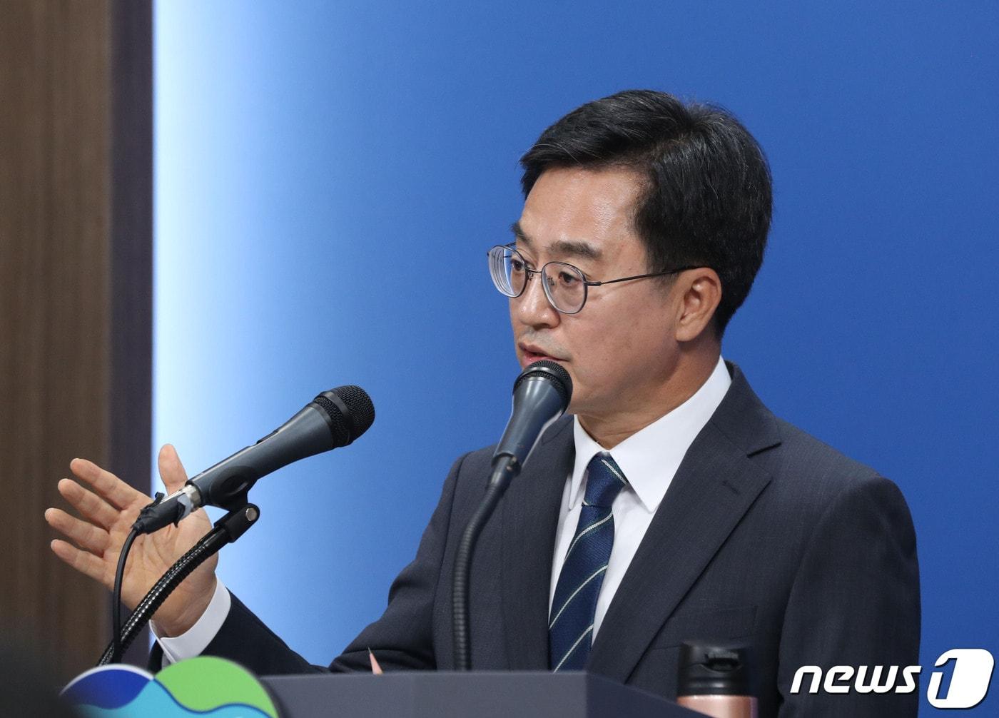 본문 이미지 - 김동연 경기도지사가 30일 오전 경기 수원시 영통구 경기도청 브리핑룸에서 경기도지사 취임 1주년 기자회견을 하고 있다. 2023.6.30/뉴스1