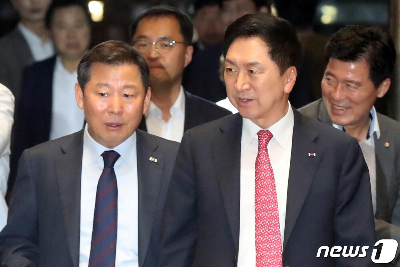 본문 이미지 - 김기현 국민의힘 대표와 이철규 사무총장이 지난 6월30일 오전 서울 여의도 국회에서 열린 의원총회에 참석하고 있다. 2023.6.30/뉴스1 ⓒ News1 황기선 기자