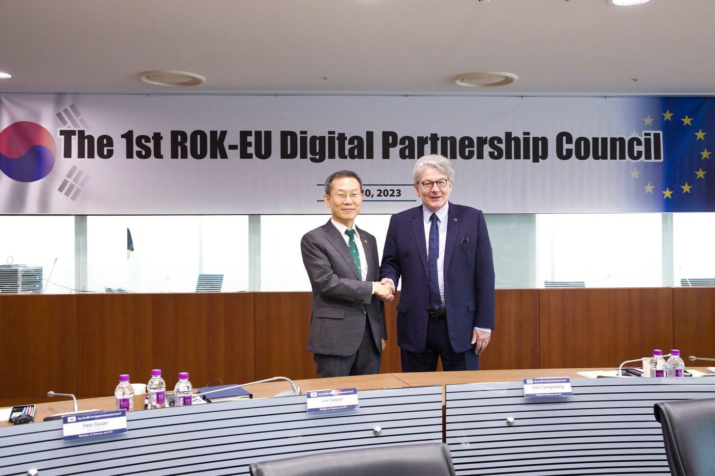 본문 이미지 - 30일 오전 서울 중구 서울중앙우체국에서 열린 '제1차 한-EU 디지털 파트너십 협의회'에 참석한 이종호 과학기술정보통신부 장관과 티에리 브르통 EU 내수시장 집행위원. (과기정통부 제공)