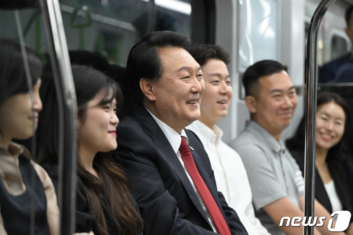 본문 이미지 - 윤석열 대통령이 30일 오전 경기 부천시 원종역에서 고양시 대곡역까지 향하는 대곡-소사 복선전철을 시승해 함께 탑승한 지역주민들과 대화하고 있다. (대통령실 제공) 2023.6.30/뉴스1 ⓒ News1 안은나 기자