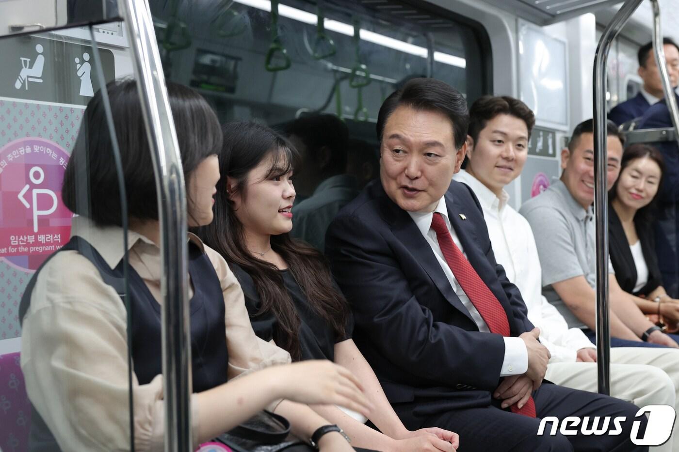 본문 이미지 - 윤석열 대통령이 30일 오전 경기 부천시 원종역에서 고양시 대곡역까지 향하는 대곡-소사 복선전철을 시승해 함께 탑승한 지역주민들과 대화하고 있다. (대통령실 제공) 2023.6.30/뉴스1 ⓒ News1 안은나 기자