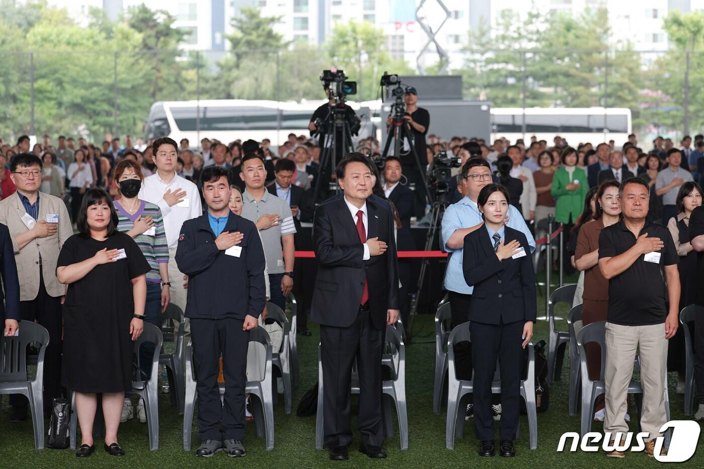 본문 이미지 - 윤석열 대통령이 30일 오전 경기 고양시 어울림누리 별무리경기장에서 열린 ‘대곡-소사 복선전철 개통 기념식’에 참석해 국기에 대한 경례를 하고 있다. (대통령실 제공) 2023.6.30/뉴스1 ⓒ News1 안은나 기자