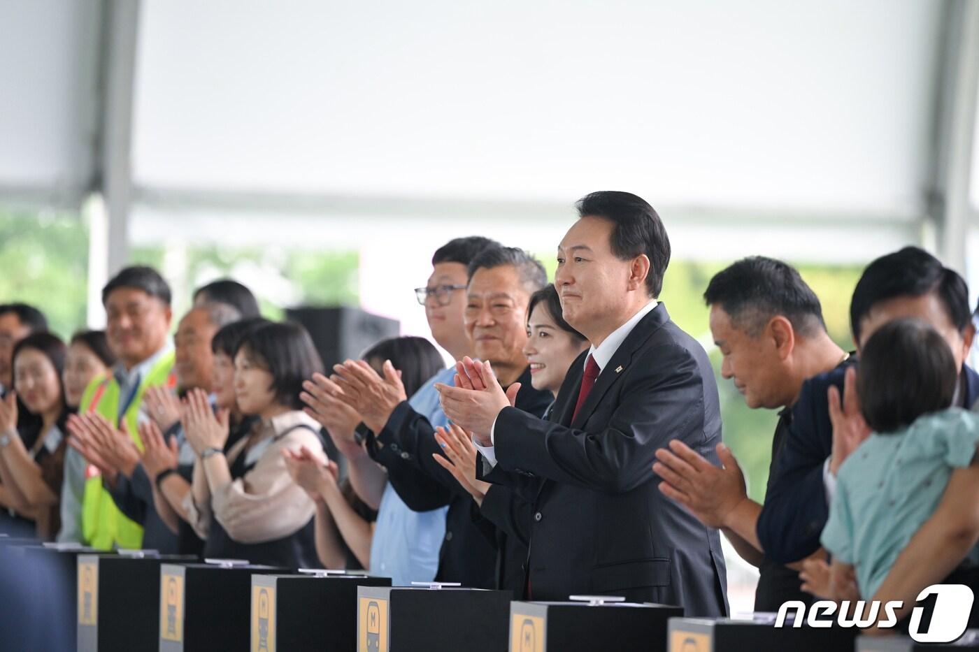 본문 이미지 - 윤석열 대통령이 30일 오전 경기 고양시 어울림누리 별무리경기장에서 열린 '대곡-소사 복선전철 개통 기념식'에 참석해 개통 기념 세리머니를 한 뒤 참석자들과 손뼉치고 있다. (대통령실 제공) 2023.6.30/뉴스1 ⓒ News1 안은나 기자