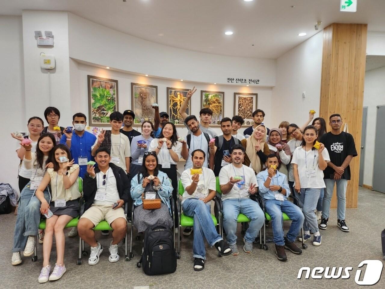 본문 이미지 - 30일 전북 진안군이 외국인 대학생 30명을 홍삼축제 홍보대사로 임명했다.(진안군제공)2023.6.30/뉴스1