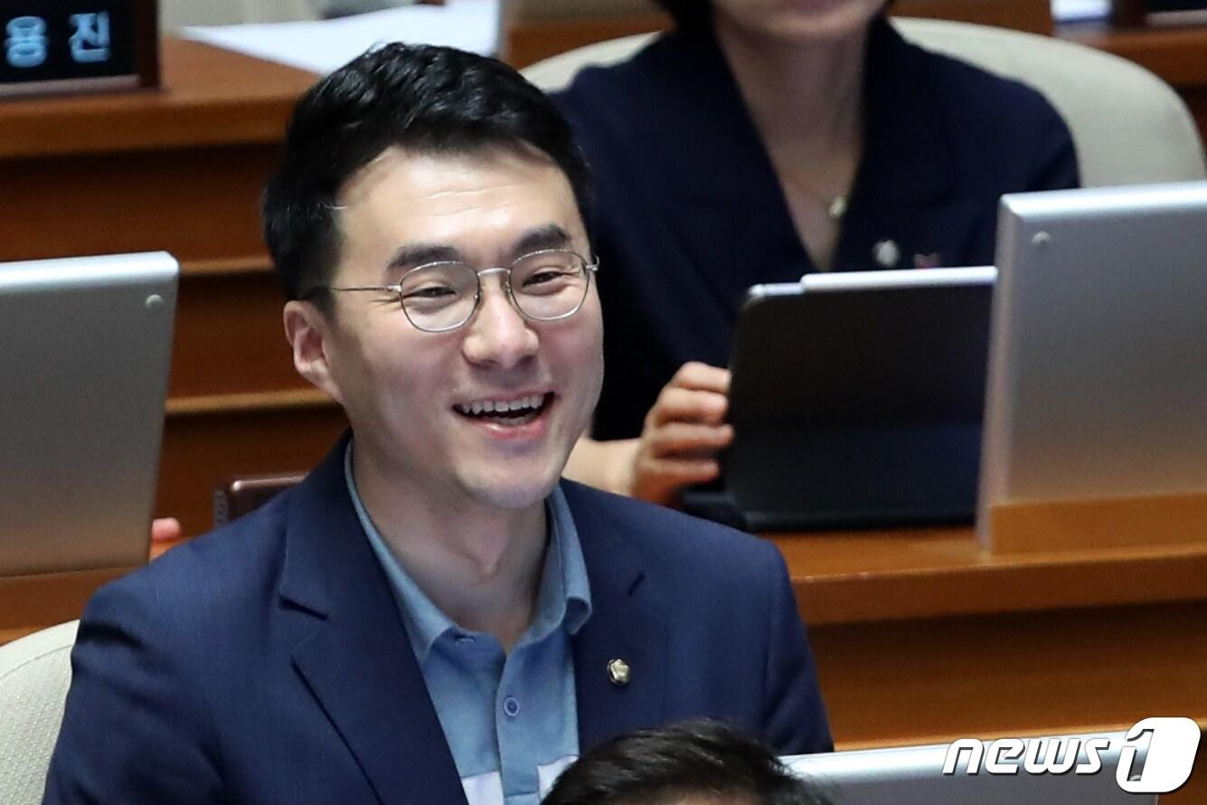 본문 이미지 - 김남국 무소속 의원이 지난달 30일 오후 서울 여의도 국회에서 열린 제407회국회(임시회) 제7차 본회의에서 미소를 보이고 있다. 2023.6.30/뉴스1 ⓒ News1 황기선 기자