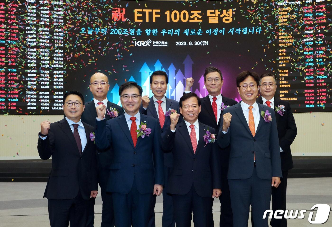  왼쪽부터 서봉균 삼성자산운용 대표이사, 손병두 한국거래소 이사장, 서유석 금융투자협회장, 이병성 미래에셋자산운용 대표이사. 뒷줄 왼쪽부터 정지헌 한국거래소 유가증권시장본부장보, 배재규 한국투자신탁운용 대표이사, 김성훈 키움투자자산운용 대표이사, 홍융기 KB자산운용 전무. (한국거래소 제공) 2023.6.30/뉴스1