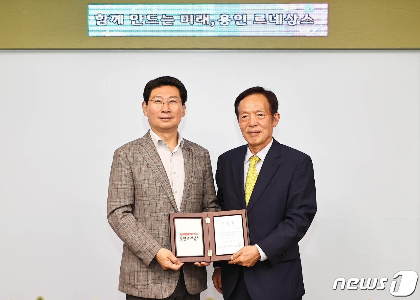 본문 이미지 - 용인특례시가 30일 국제명예자문관을 위촉했다. 이상일 시장(왼쪽)과 권태면 스페인 권역 국제명예자문관.(용인시 제공)