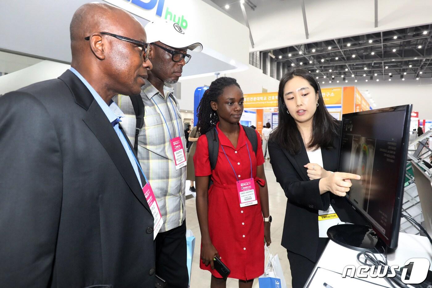지난해 대구 엑스코에서 열린 '메디엑스포 코리아'를 찾은 외국인이 흉부 x-ray 영상분석 AI솔루션에 대한 설명을 듣고 있다. ⓒ News1 공정식 기자