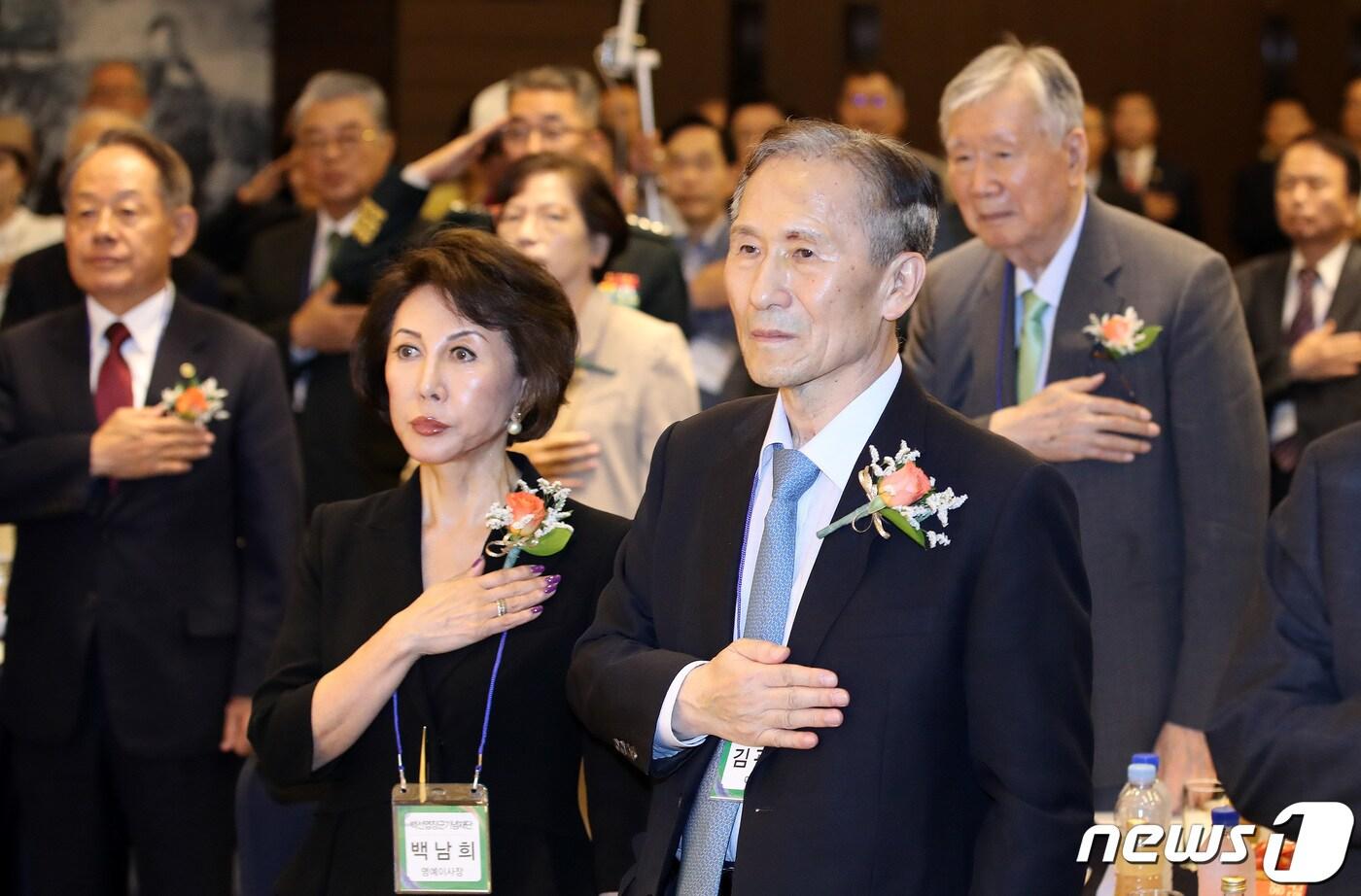 본문 이미지 - 김관진 백선엽장군기념재단 이사장과 백남희 명예이사장이 30일 서울 영등포구 공군호텔에서 열린 '백선엽장군기념재단 창립대회'에서 국기에 대한 경례를 하고 있다. 2023.6.30/뉴스1 ⓒ News1 박지혜 기자