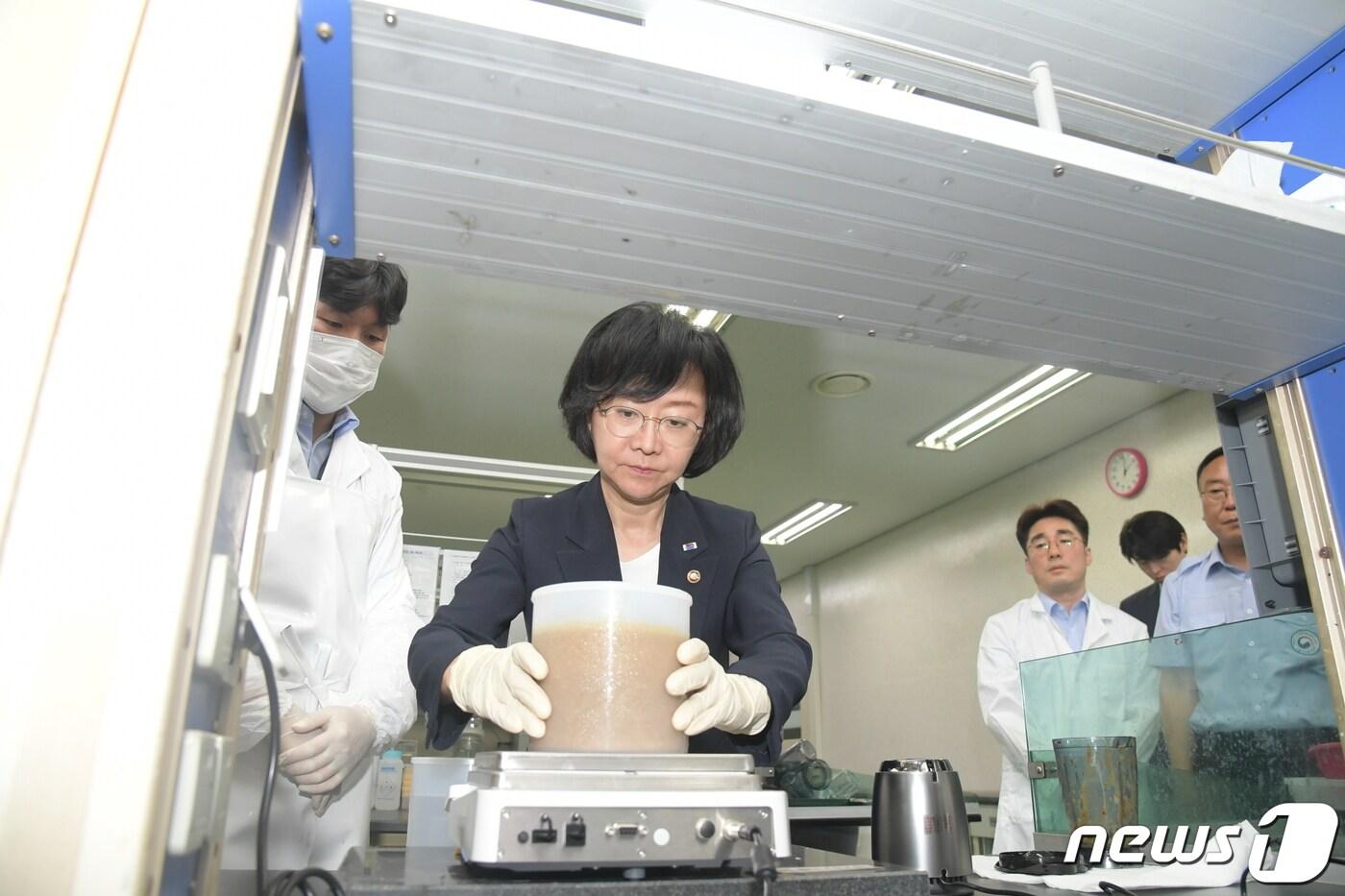 오유경 식품의약품안전처장이 30일 강원도 강릉에 위치한 서울지방식품의약품안전청의 강릉수입식품검사소를 방문, 수입 수산물 검사 현장을 점검하고 있다. (식약처 제공) 2023.6.30/뉴스1