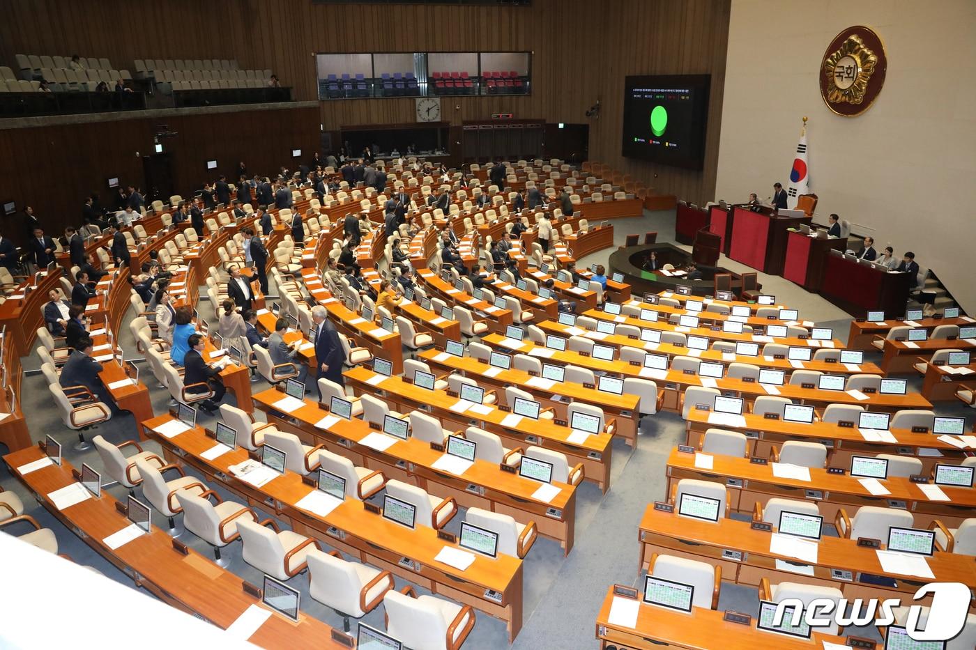 본문 이미지 - 지난 6월30일 오후 서울 여의도 국회에서 열린 제407회 국회(임시회) 제7차 본회의에서 '후쿠시마 오염수 방류 계획 철회 결의안'이 국민의힘 의원들이 불참한 채 통과되고 있다. 2023.6.30/뉴스1 ⓒ News1 송원영 기자