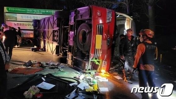 본문 이미지 - 지난 4월13일 6시5분쯤 충주시 수안보면의 한 도로에서 이스라엘 여행객을 태운 45인승 관광버스가 옆으로 쓰러져 35명의 사상자가 발생했다.(독자 송영훈씨 제공)./뉴스1